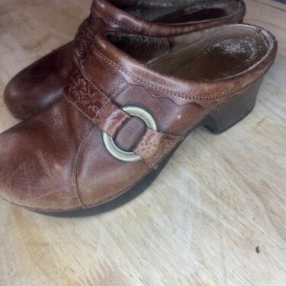 Dansko Womens Brown Floral Embossed Textured Leather Nursing Clogs Size 39 - Picture 2 of 7